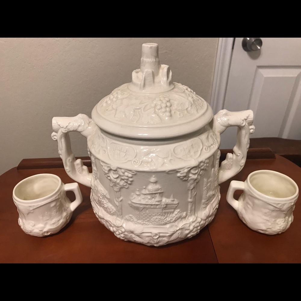 Ceramic tureen with cream white finish